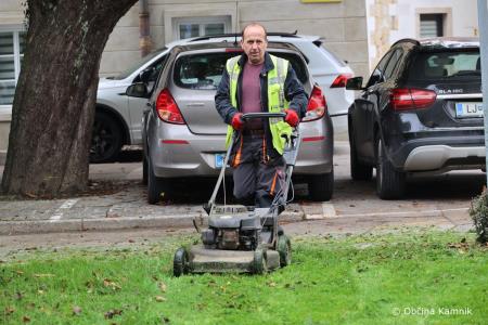 Sodelavci iz naslova javnih del skrbijo za čisto mesto (4)